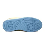 Championes urbanos de caña baja, estilo skate, con paneles en colores blanco, amarillo pastel, azul claro y rosa pastel. Suela de goma blanca con borde inferior azul claro.