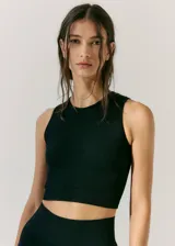 Top deportivo negro sin mangas, tejido en morley sin costuras. Presenta escote redondo alto y logo tejido a contratono en la espalda.