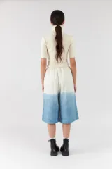 Bermuda estilo jort con diseño degradado en tonos blanco y azul, de corte ancho y largo midi con cintura elástica y cordón ajustable.