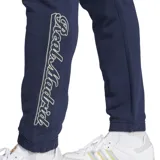 Pantalón de jogging azul marino, corte regular, con cintura elástica y cordón regulable. Presenta el escudo del Real Madrid bordado en la pierna izquierda y el logo de Adidas en la pierna derecha.