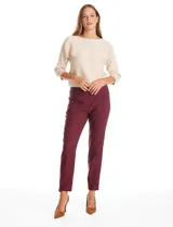 Pantalón de corte slim fit en color negro, confeccionado en tejido técnico de alta densidad. Presenta una pretina ancha elastizada, diseño pull-on sin cierres ni botones, y cuenta con cinco bolsillos funcionales.