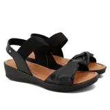 Sandalias de cuero negro con taco bajo y capellada con tiras cruzadas.