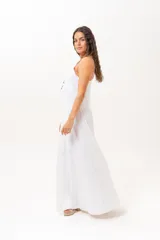Vestido largo blanco de tirantes finos, con escote en V y corte amplio.