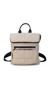 Mochila de nylon color marrón claro con diseño capitoneado. Cuenta con un compartimento principal con cierre, dos bolsillos frontales con cierre, manija superior y correas ajustables negras.