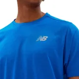 Remera de running celeste de manga corta con logo reflectivo en el pecho.