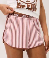 Pijama corto Lov de dos piezas confeccionado en peach touch. Compuesto por remera blanca de manga corta con ribetes y cuello marrón, con estampa frontal de oso y la leyenda "Be Cool", y short de rayas verticales rosadas y blancas con cintura elastizada.