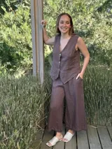 Pantalón capri azul marino de lino, con corte ancho, cintura elastizada ajustable con cordón y terminación con flecos.