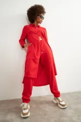 Pantalón de vestir o pijama de lino color rojo vibrante, de corte holgado y tiro alto con cordón ajustable en la cintura.