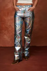 Pantalón de cuero metalizado en color celeste brillante, de corte recto con aberturas en los tobillos y tiro medio.