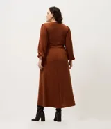 Vestido midi de punto acanalado color marrón, con escote en V y mangas largas abullonadas. Presenta un diseño ajustado en el torso que se ensancha suavemente hacia el ruedo.