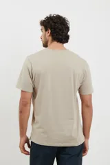Remera de cuello redondo y manga corta, confeccionada en tejido de algodón pesado.