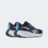 Championes de running Reebok Energen Tech Plus 2, color azul marino con entresuela blanca y detalles en celeste y naranja.