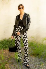 Pantalón de acetato con estampado de ondas en blanco y negro.