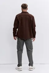 Pantalon cargo de corte recto en color gris oscuro, con bolsillos laterales tipo cargo con solapa y cierre frontal con botón y cremallera.