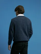 Sweater de punto con cuello redondo y mangas largas, confeccionado en tejido moteado de textura jaspeada.