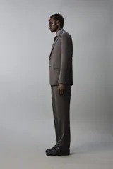 Blazer de corte regular fit en color gris, con solapas de muesca, cierre frontal de un botón y bolsillos con solapa en la cadera.