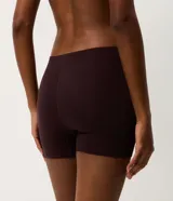 Bermuda lingerie Lov de corte ajustado al cuerpo, confeccionada en algodón con elastano de color bordó, con diseño básico y sin estampa.