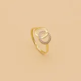 Anillo de oro 9k con diseño de grecas y bandas de circonias incrustadas.