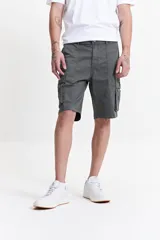 Bermuda cargo negra de tela resistente con pasacinto.