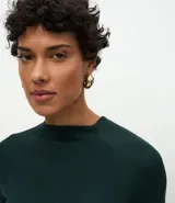 Blusa de manga larga confeccionada en viscosa acanalada, con cuello redondo y diseño de sisa raglán. Presenta un ajuste al cuerpo y textura acanalada.