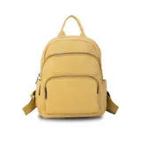 Mochila amarilla de símil cuero con cierres metálicos, doble bolsillo frontal, asa de mano y correas regulables en galón.