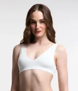Soutien top de microfibra color blanco con textura acanalada, escote en V y copas desmontables.