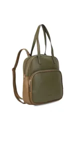 Mochila color bordó con doble asa superior, correas traseras regulables y bolsillo frontal con cierre. Se puede usar como mochila o como cartera.