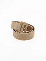 Cinto de cuero sintético color beige con textura de reptil y hebilla cuadrada forrada en el mismo material.