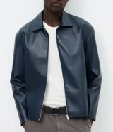 Campera de cuero sintético color azul marino, con cuello clásico, cierre frontal por cremallera y diseño minimalista de corte regular.