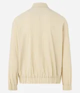 Campera color beige claro de algodón con textura arrugada, cuello inglés, cierre con cremallera, bolsillos laterales, elástico en la cintura y puños.