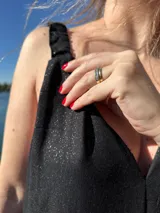 Mono largo color beige claro, de lino con lurex, con breteles finos y corte amplio.