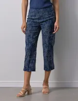 Pantalón capri de gabardina elastizada estampada, marca Zac & Rachel, con pretina ancha elastizada.