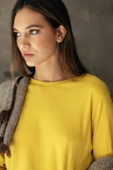 Remera de manga larga con cuello redondo, corte recto y silueta relajada, confeccionada en tejido liviano.