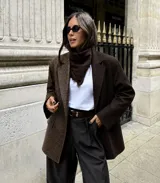 Blazer de corte sastrero con diseño bicolor. Presenta un lado derecho en cuero vacuno color cognac con estampado monograma y un lado izquierdo en gamuza color chocolate intenso. Posee solapas clásicas, cierre frontal y bolsillos laterales con solapa.