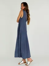 Vestido largo sin mangas, de corte holgado y diseño minimalista en color azul con efecto lavado.