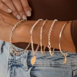 Brazalete tipo esclava de alambre redondo en plata 925, con dije de medalla circular colgante.