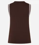 Top sin mangas de tejido acanalado color marrón oscuro, con cuello redondo y sisas con detalle de rayas blancas y marrones.