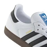 Championes Adidas Samba OG de diseño clásico, color blanco con las icónicas tres tiras negras en los laterales, detalle en la puntera de gamuza gris y suela de goma tipo trampa.