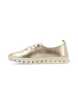 Sneakers Allegra de cuero metalizado color dorado, con cordones elásticos y suela de caucho con diseño dentado.