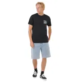 Remera negra de manga corta, con pequeño estampado gráfico en el pecho y diseño clásico.