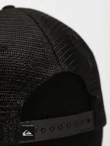 Gorra trucker Quiksilver de diseño combinado, con frente negro y banda central en tonos rosado y naranja con efecto tie-dye. Cuenta con visera curva negra, paneles traseros de red y parche frontal con el logo de la marca.