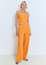 Pantalón largo color naranja de corte recto y tiro medio, con cintura elástica sin cierre.