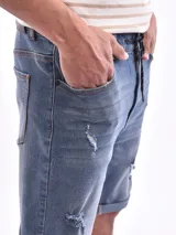 Bermuda slim de denim negro, con bolsillos laterales y traseros, cierre frontal con botón, y cordón ajustable en la cintura.