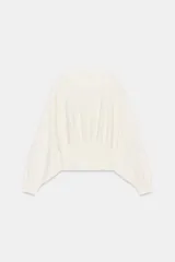 Jersey de cuello redondo color blanco, con manga larga tipo murciélago y acabados en rib elástico.