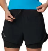 Short deportivo negro de mujer, marca Columbia, modelo Endless Trail. Diseño de doble capa con calza interior de compresión y short exterior holgado. Cuenta con cintura elástica ajustable, bolsillos laterales de malla y detalles reflectantes.
