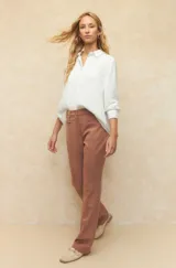 Pantalón de vestir color marrón, de corte oxford, con bolsillos frontales y detalle de costuras en ambas piernas.