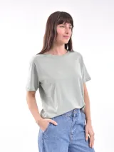 Remera de manga corta y cuello redondo color verde azulado, con diseño clásico y corte relajado.