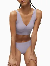 Colaless lila de microfibra suave con bordes cortados a láser y logo de Calvin Klein estampado en la cadera.