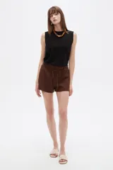 Short negro de poliéster, con pinzas, corte recto y tiro alto, con lazo ajustable en la cintura.