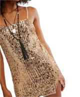 Vestido corto de tirantes finos con escote recto, confeccionado en tejido cubierto de lentejuelas brillantes. Presenta un corte ajustado con una abertura lateral en el ruedo.